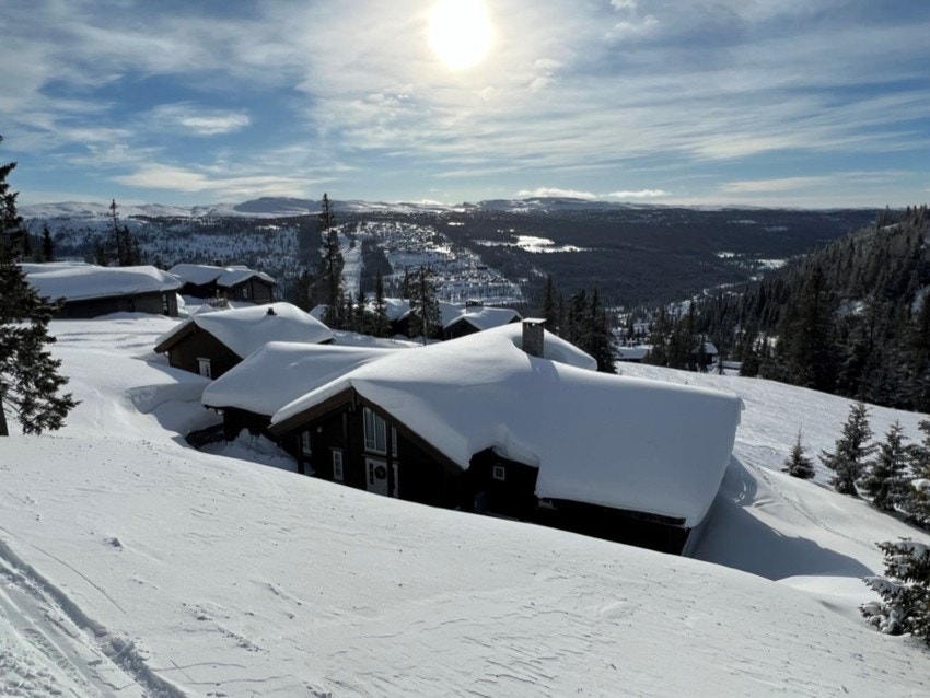 Hytta ligger helt inntil alpinløypene på vestsiden Galleribilde