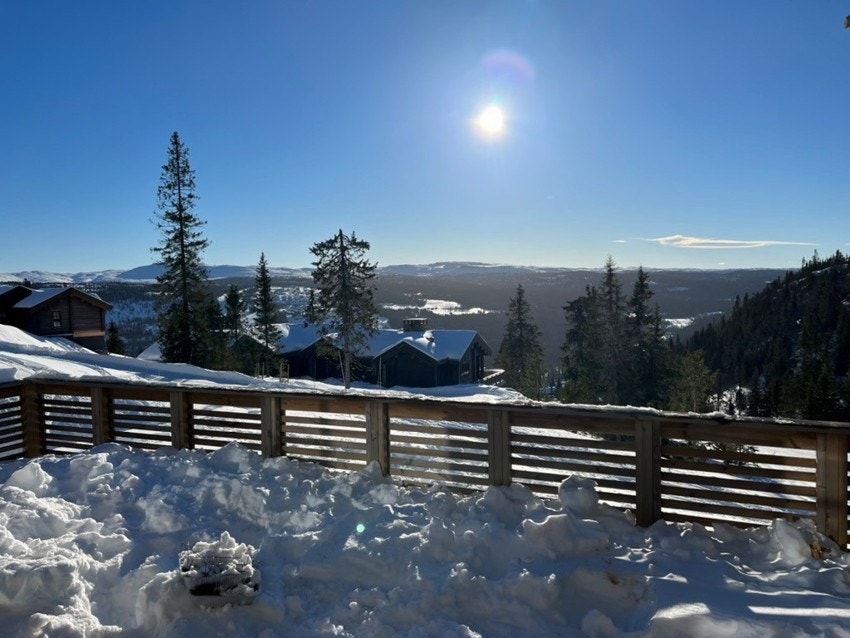 Flott utsikt og svært gode solforhold fra verandaen Galleribilde