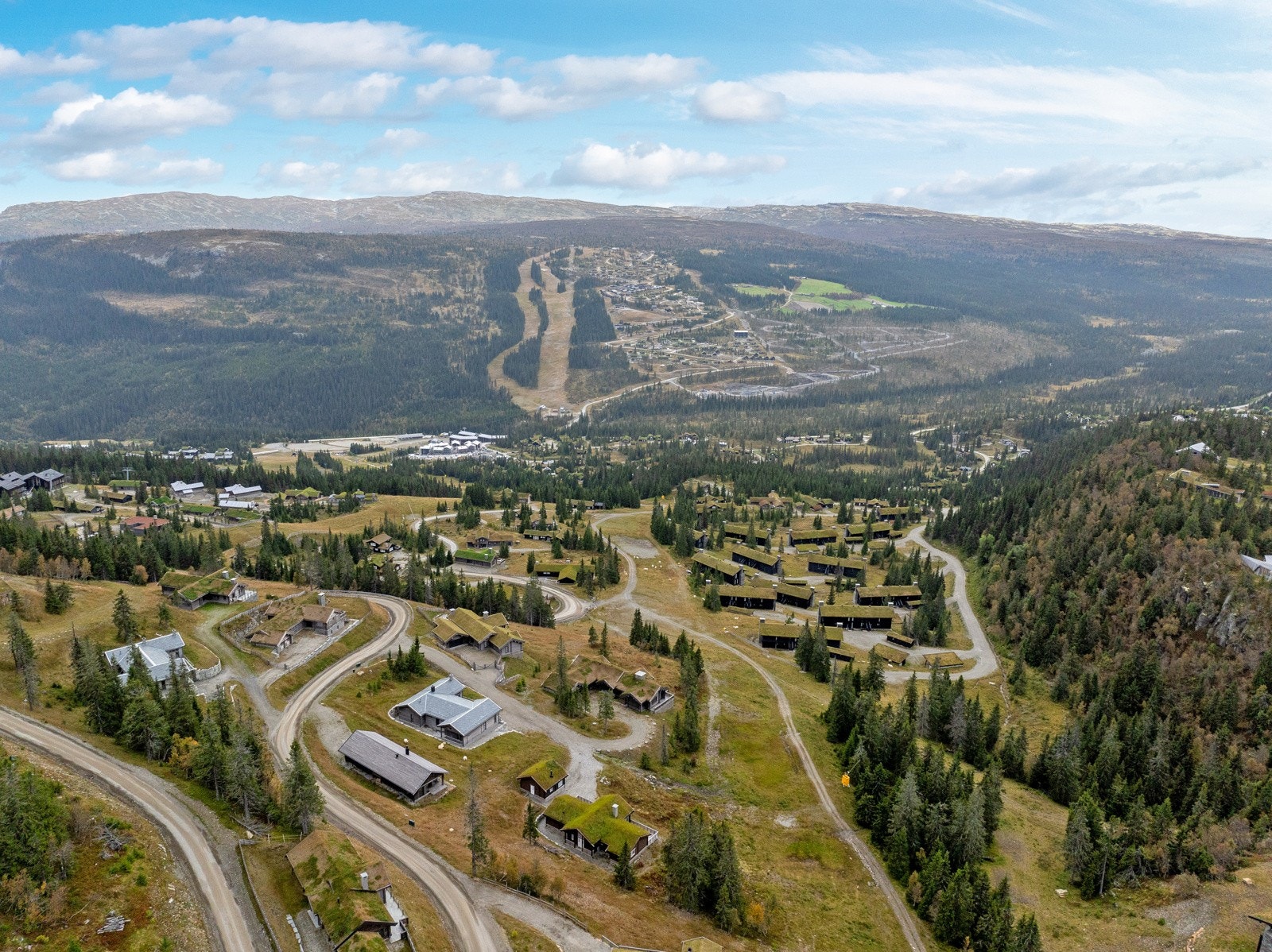 Det er enkelt å komme seg til Kvitfjell både med bil, tog og buss. Ca. 3 timer med bil fra Oslo, ca. 45 min fra Lillehammer. Galleribilde
