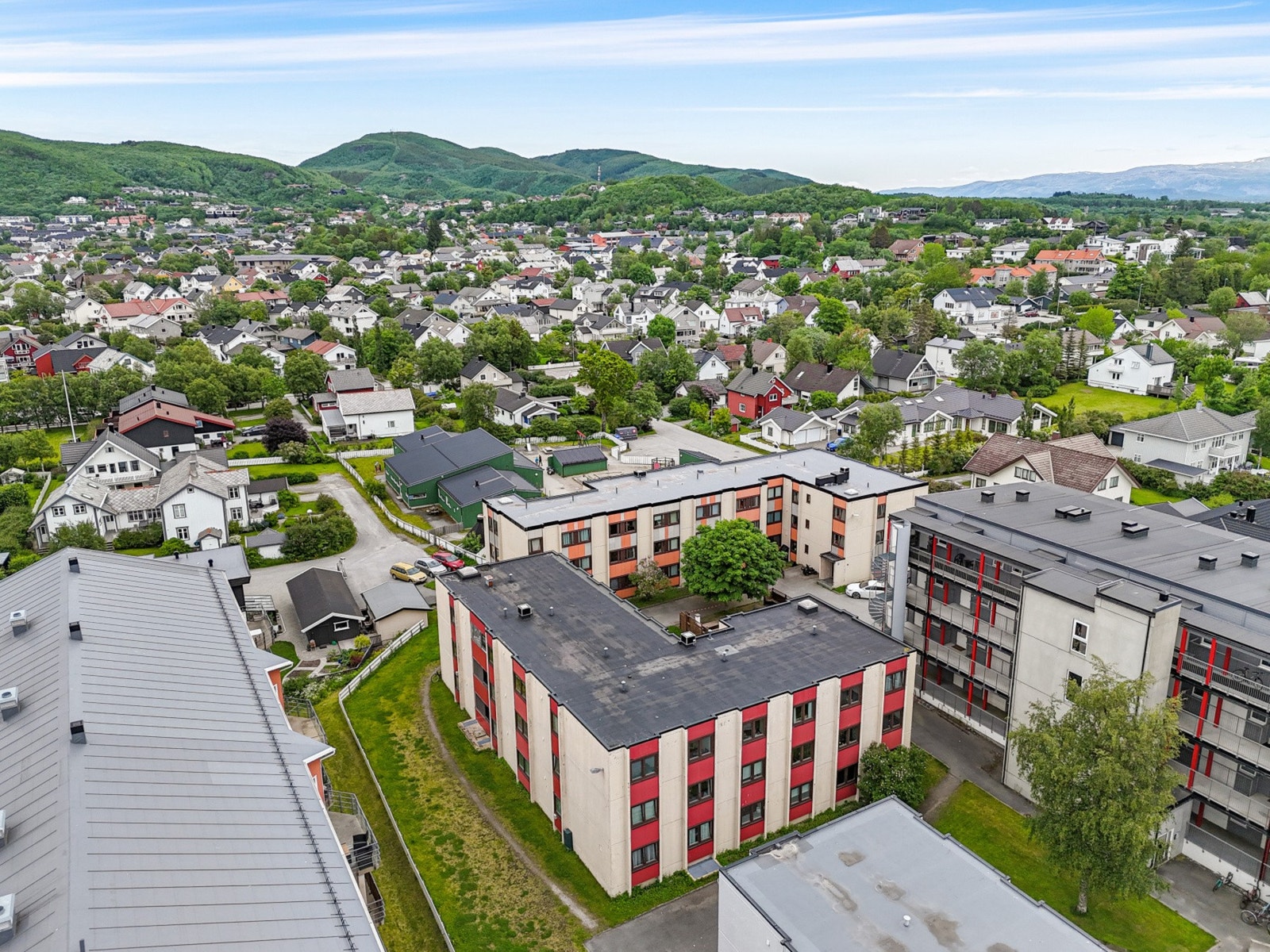 En egen låsbar bod på ca. 6m² i fellesanlegg i kjeller. Galleribilde