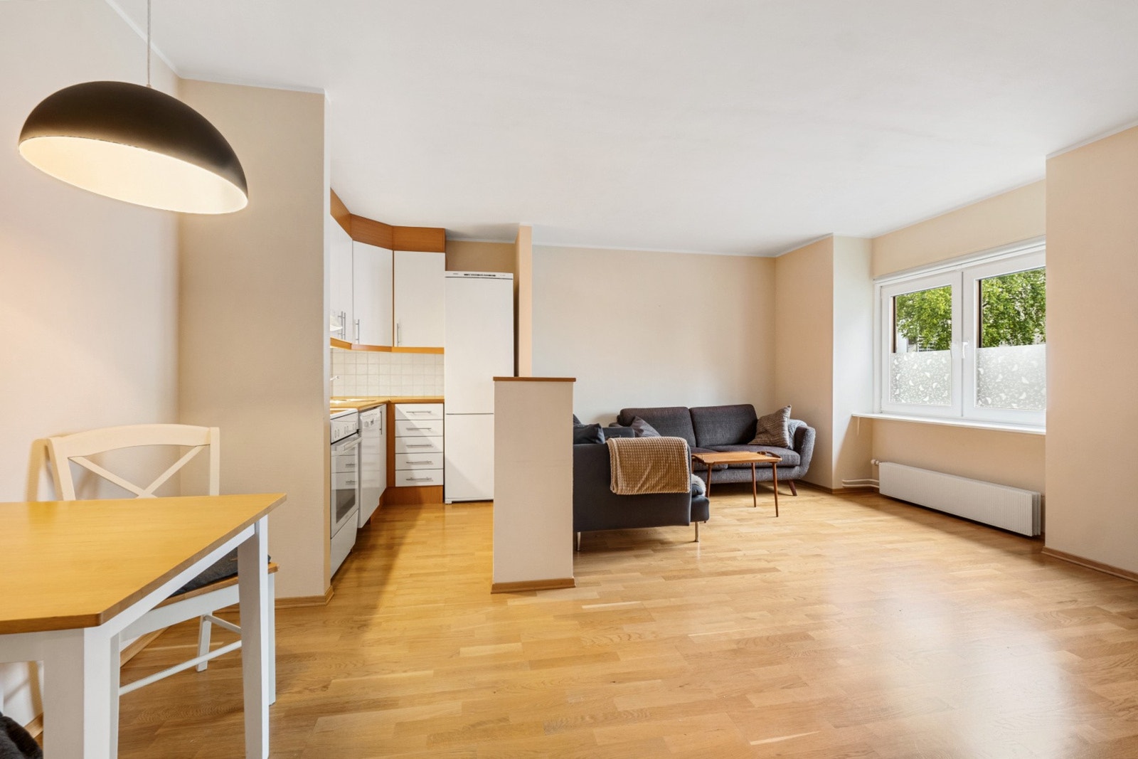 Store vindu som slipper inn godt med lys i rommet. Galleribilde