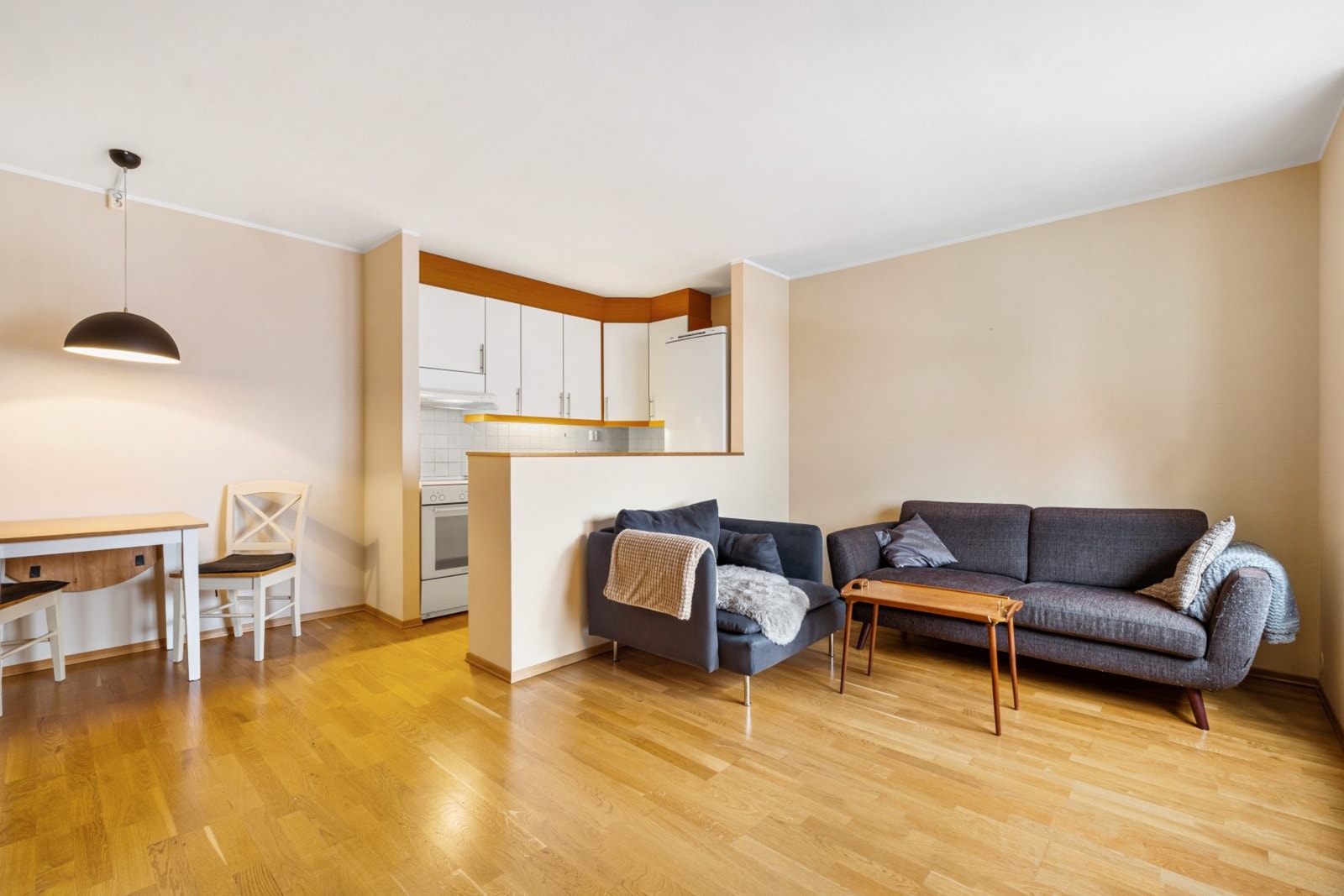 Plass til spisebord i tilknytning til kjøkken. Galleribilde