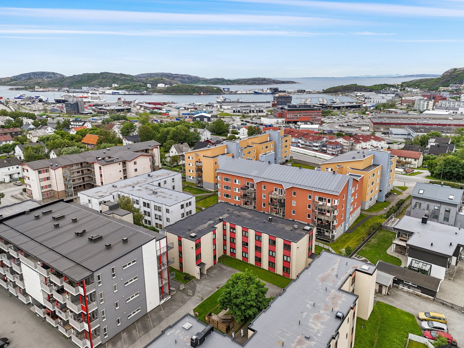 Leitetunet ligger i attraktive Reinsletta mellom Sentrum og Rønvika. Reinsletta er et stille, rolig og lite trafikkert strøk, som for det meste er bestående av eneboliger og leilighetsbygg. Herfra er det kun 1,5km til Bodø sentrum, og det er gangavstand t Galleribilde