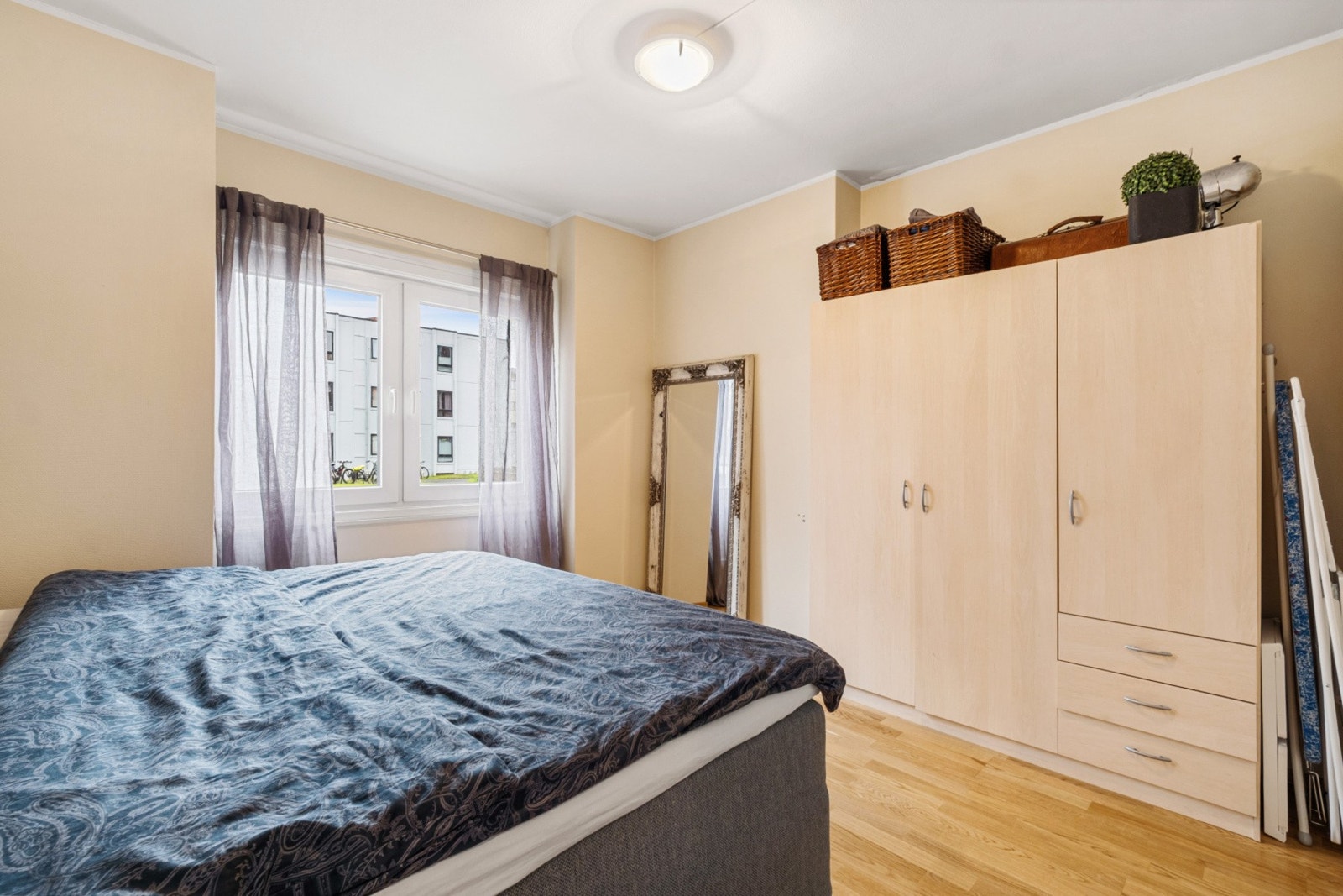 Hovedsoverom - God plass til stor seng og øvrig møblement. Galleribilde