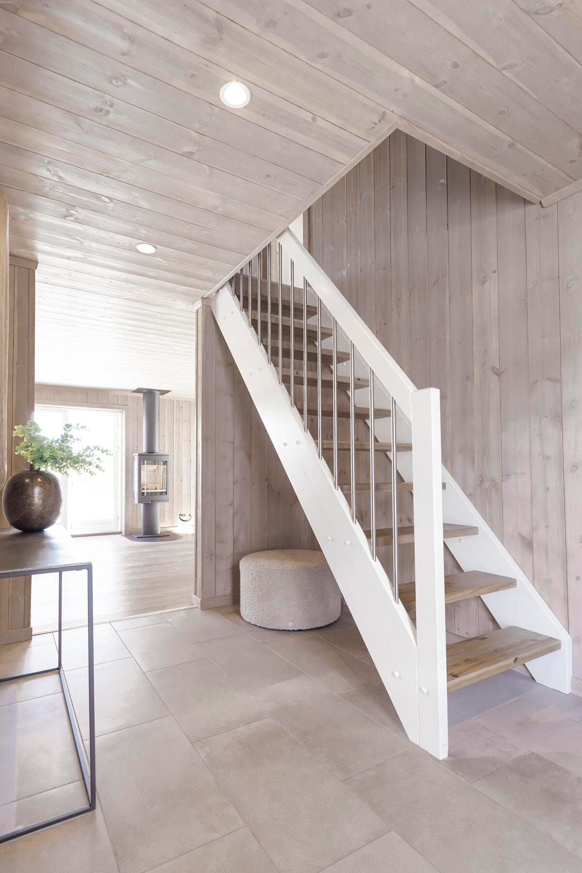 God trapp opp til hemsen fra entrèen. Foto fra en tilsvarende modell Galleribilde