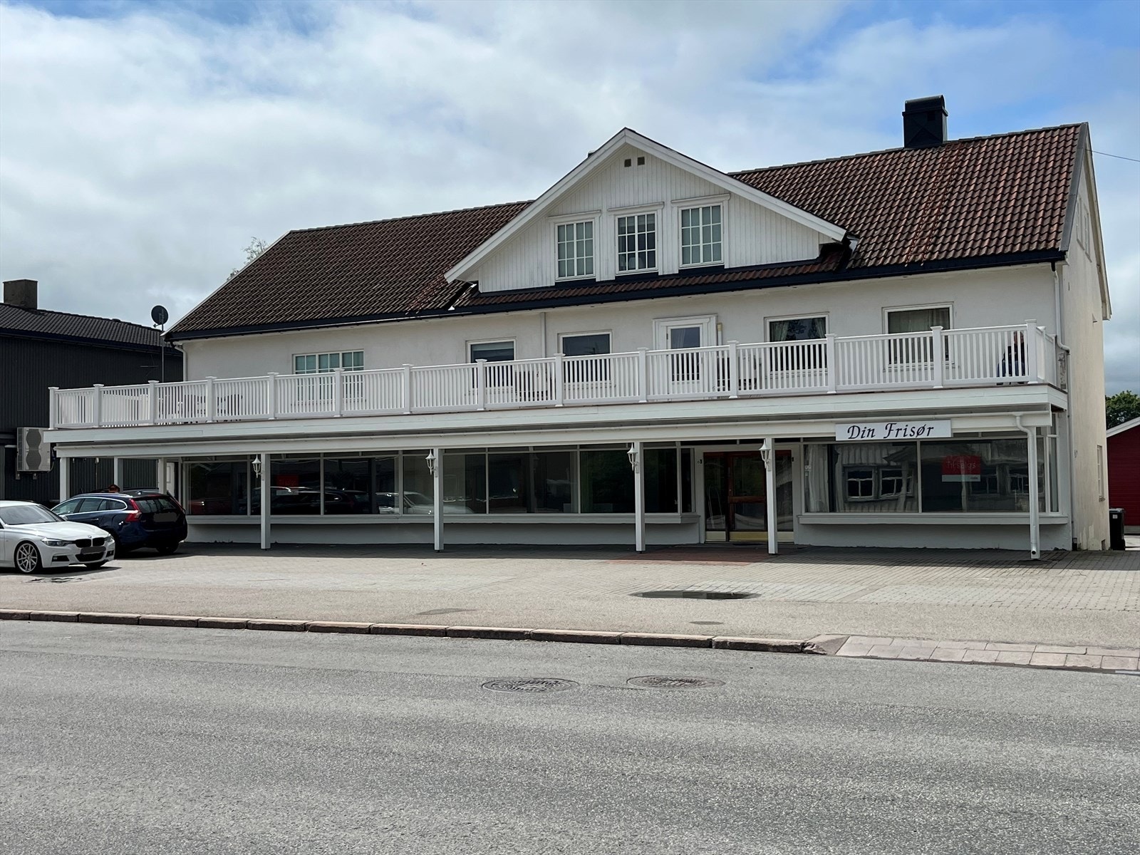 Næringsseksjonen har adkomst fra gateplan, og består av størstedelen av byggets' førsteetasje i tillegg til kjellerarealer. Galleribilde
