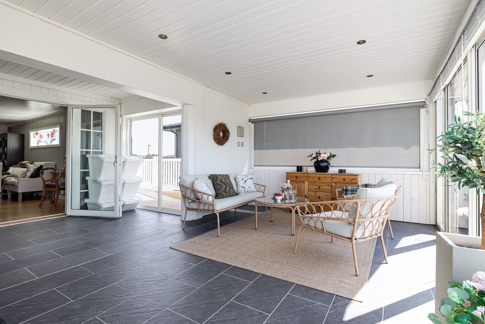 Den romslige balkongen på ca. 28 kvm er en fin forlengelse av stuen, og gir mulighet for å kunne sitte ute uansett vær. Balkongen har videre utgang til veranda mot vest-, sør- og mot Kaffegata øst for boligen. Galleribilde