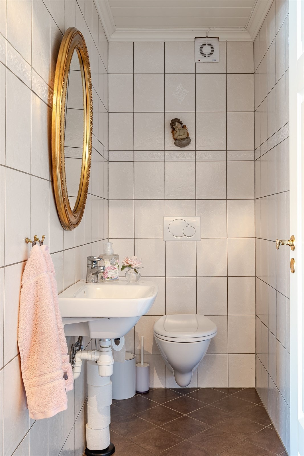 I boligens hovedetasje er det et praktisk og separat toalettrom, som har adkomst fra gangen. Galleribilde