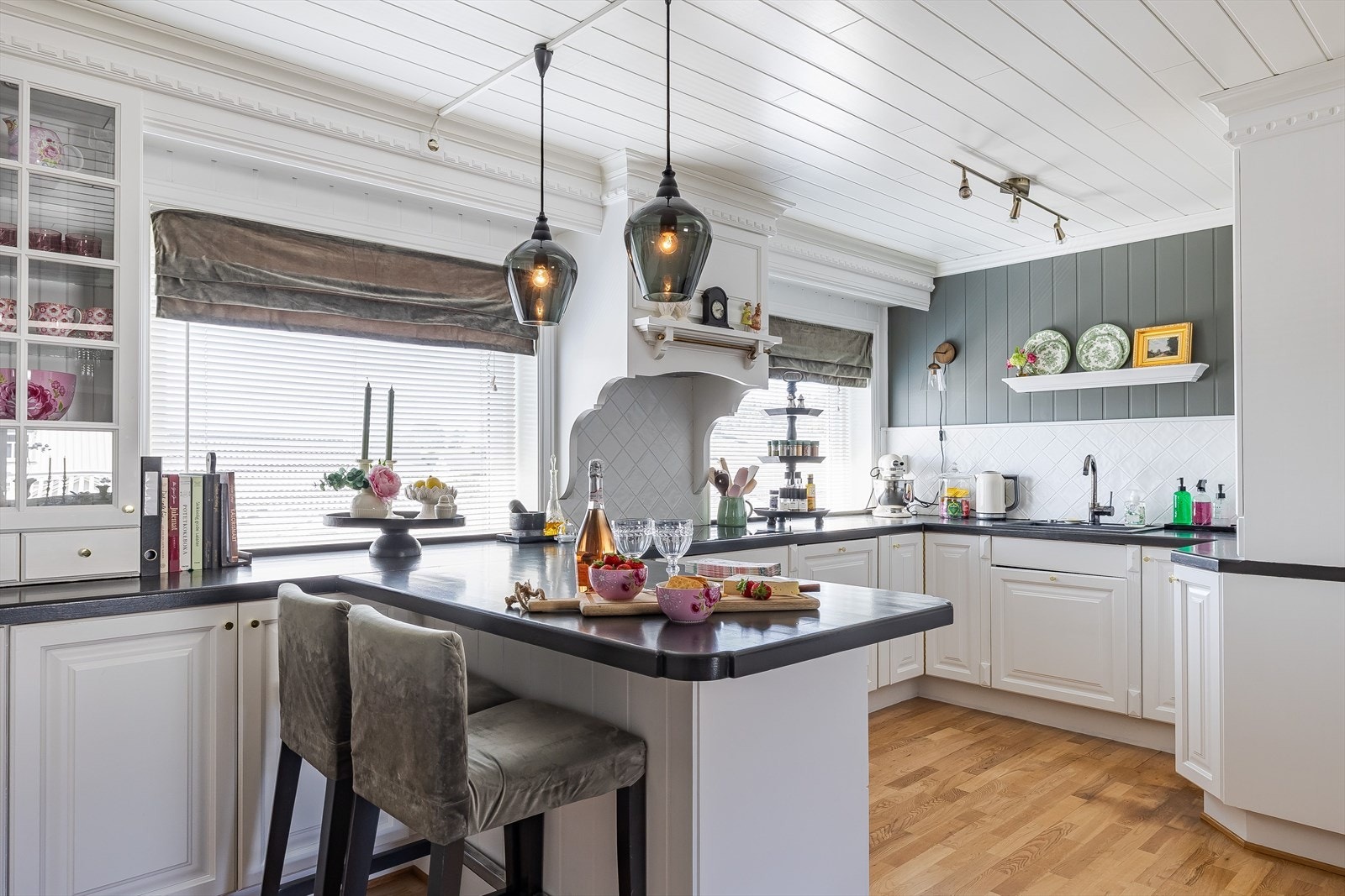 Boligen har et koselig og romslig kjøkken med fine arbeidsflater og god oppbevaringsplass. Innredningen har speilfronter og benkeplate i heltre, integrerte hvitevarer som induksjonstopp, stekeovn, mikro, oppvaskmaskin og kjølehjørne som medfølger. Galleribilde