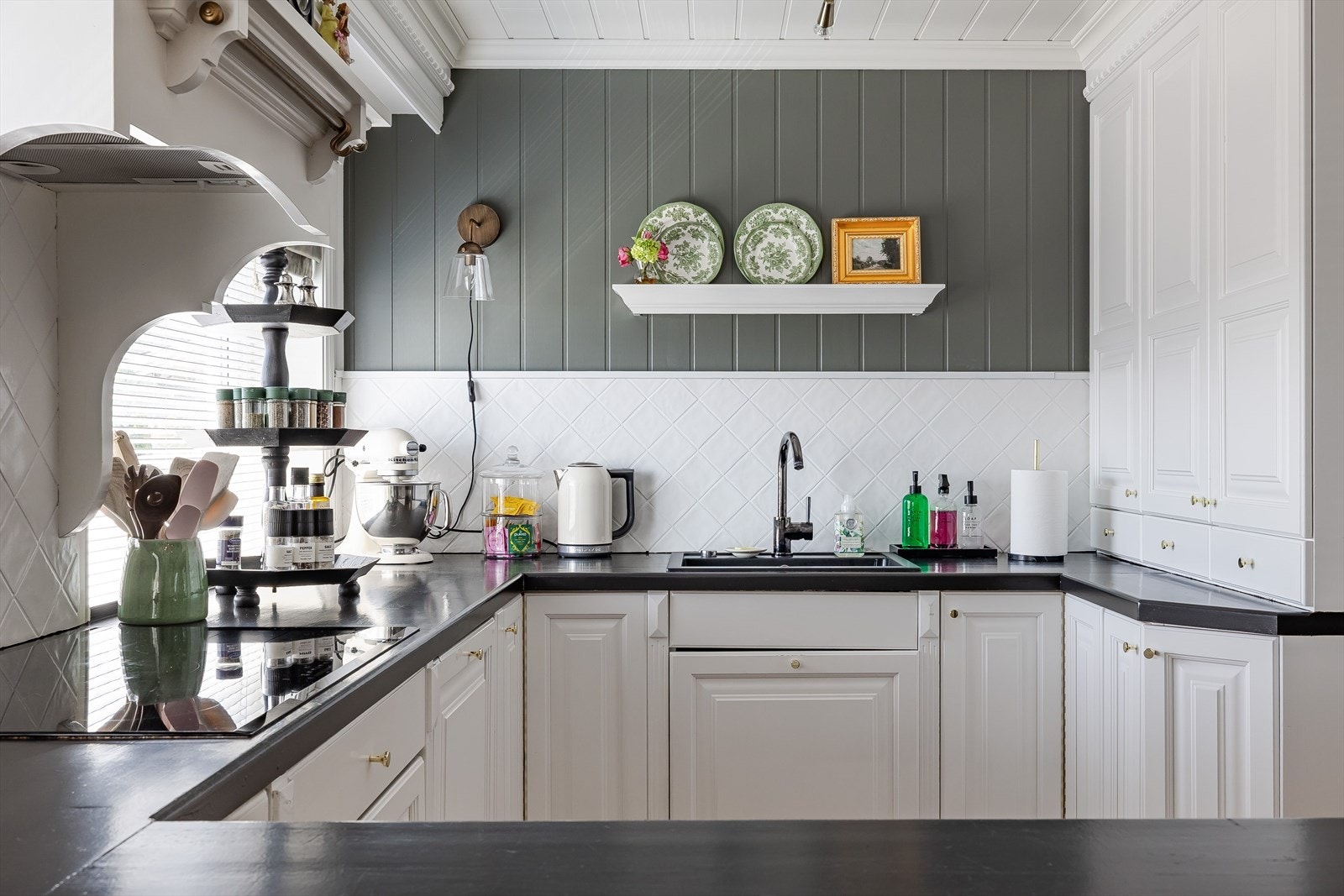 Et svært pent og anvendelig kjøkken med gode løsninger og fin standard. Galleribilde