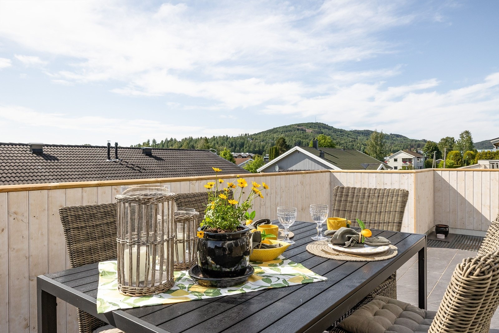 Flott utsikt mot Kjølaberget fra den vestvendte verandaen! Galleribilde