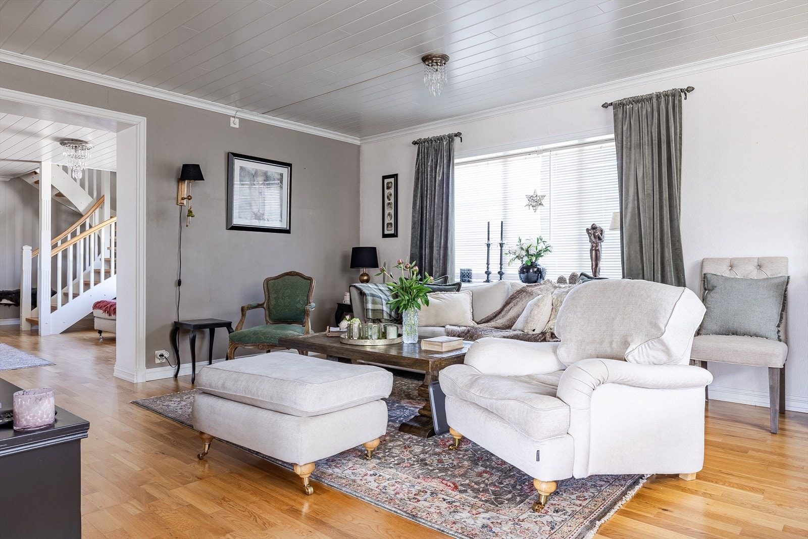 Via mellomgang med åpen løsning til kjøkkenet, kommer man inn i stuen i som er utformet i vinkel. Stuen har god plass til både sittegruppe og spisegruppe, og har utgang til den innglassede balkongen. Galleribilde