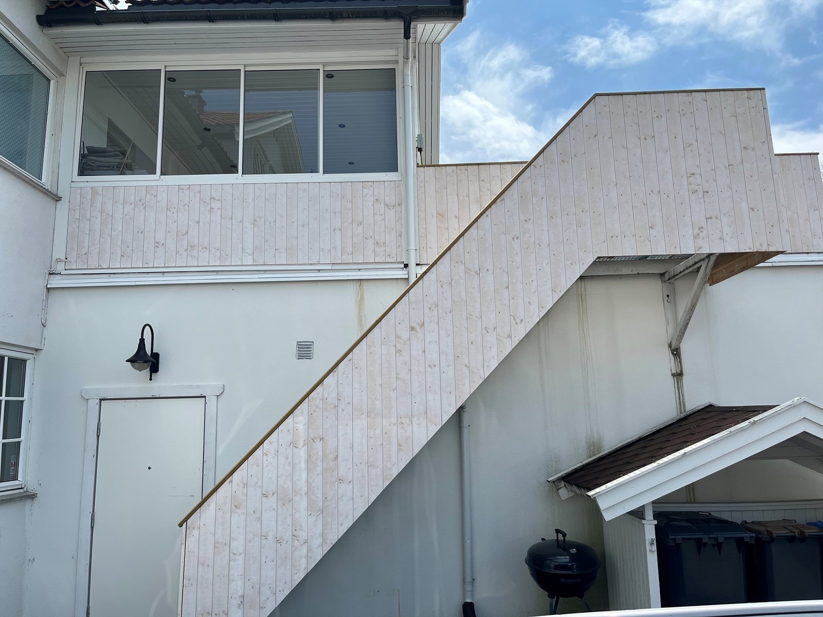 Over den tilbygde dobbelgarasjen er det en romslig innglasset balkong og terrasse orientert mot vest. Galleribilde