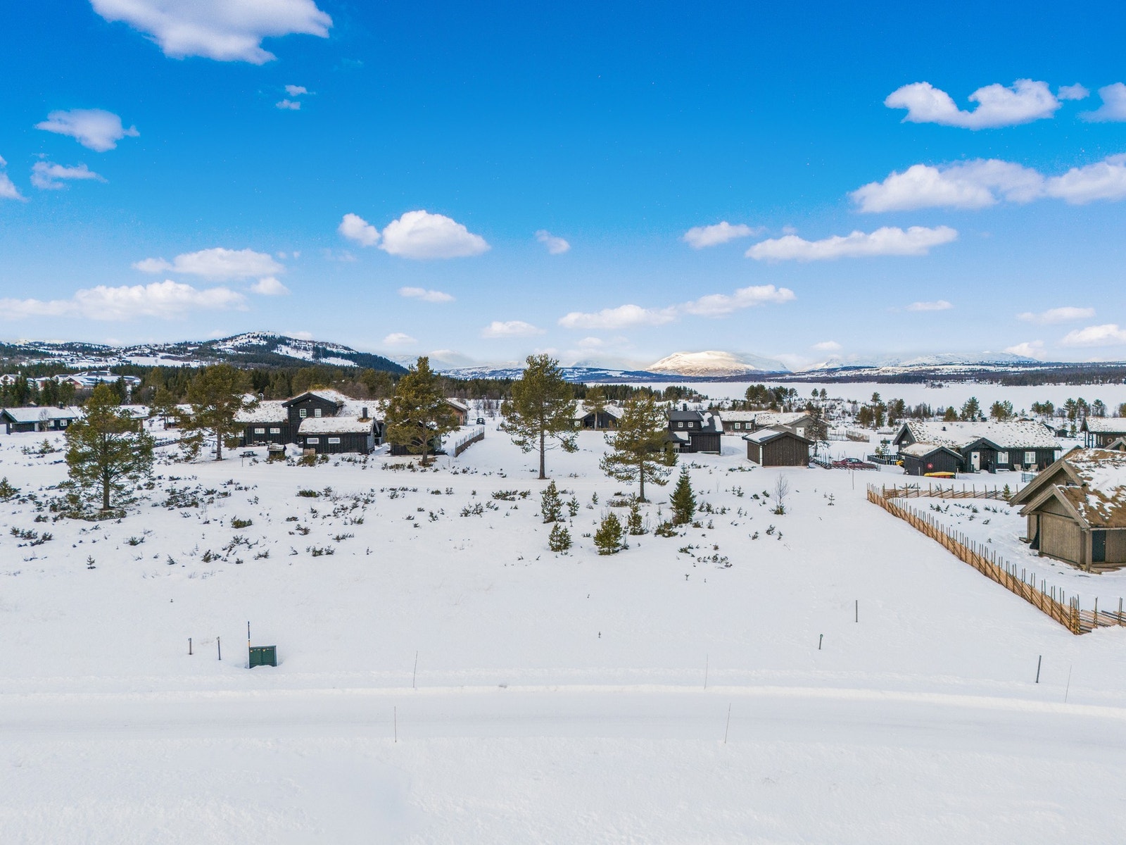 Utnyttelsesgraden avgrenses oppover til maks 210 kvm BRA, så her kan man bygge en stor hytte for hele familien. Galleribilde