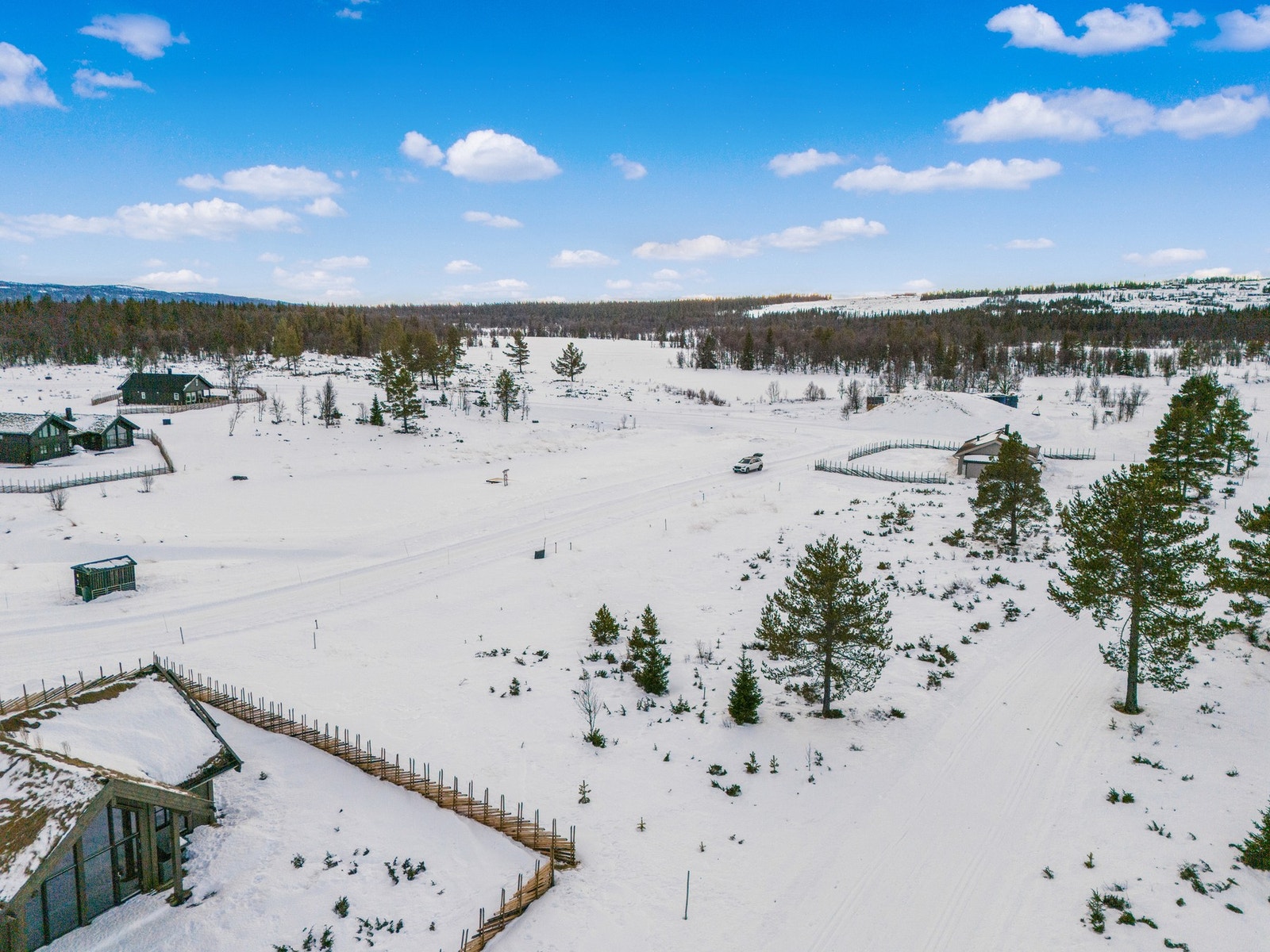 Langrennsløypa ligger kun et par meter unna tomtegrensa, så her kan man spenne på seg skiene rett utenfor døra og legge i vei i et snørikt vinterparadis. Galleribilde
