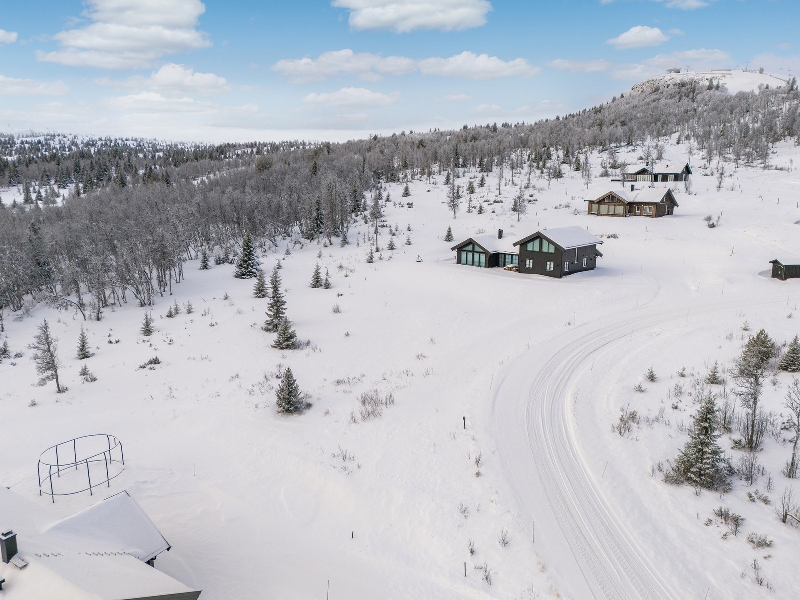 Høyde regnes fra gjennomsnittlig planert terrengnivå rundt bygningen og skal ikke overstige 6,5 meter. Den synlige delen av grunnmuren skal ikke overstige 0,7 meter. Galleribilde