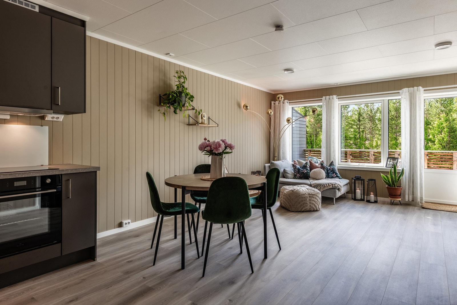 Plass til en romslig spisegruppe. Galleribilde