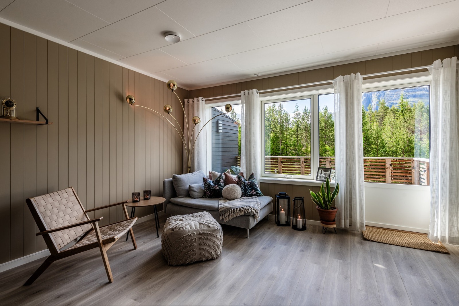 Flere store vinduer som slipper inn rikelig med lys. Galleribilde