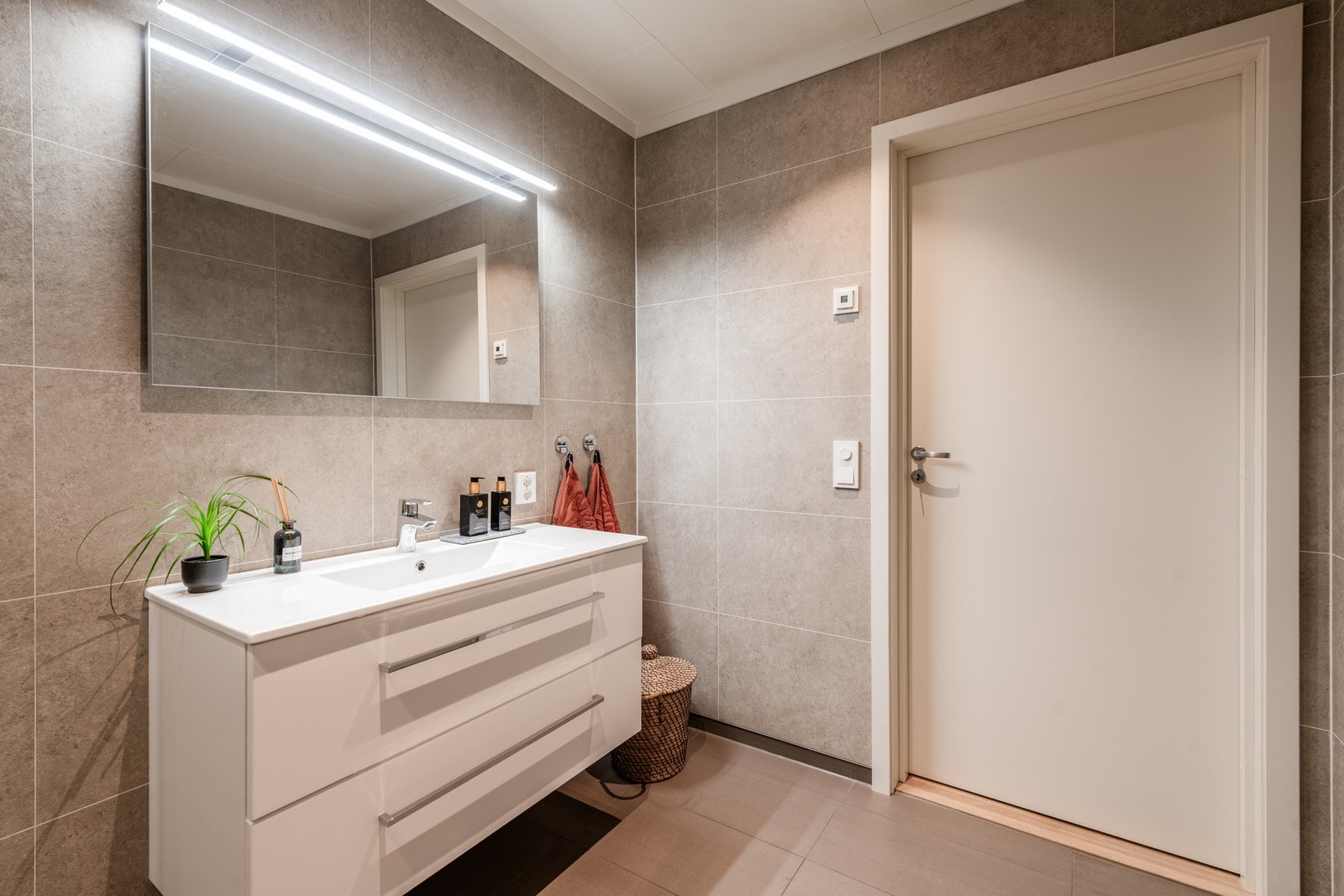 Badet har lyse farger på vegger og innredning. Galleribilde