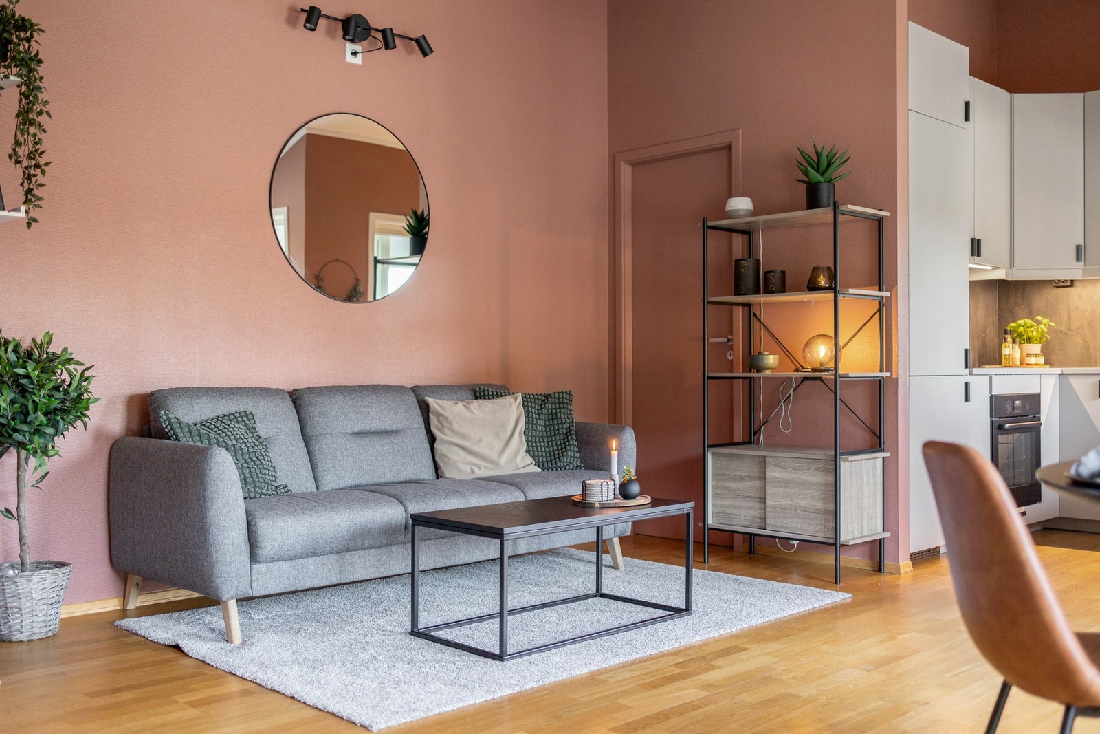 Boligen har en god planløsning som gjør det enkelt for nye eier å sette sitt eget preg på inventar Galleribilde