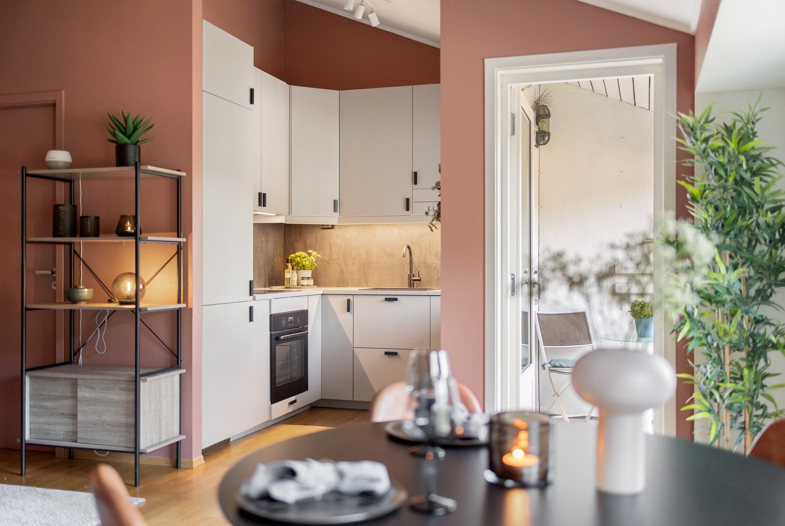 Moderne og tidløse farge og interiørvalg er gjennomgående for denne boligen Galleribilde