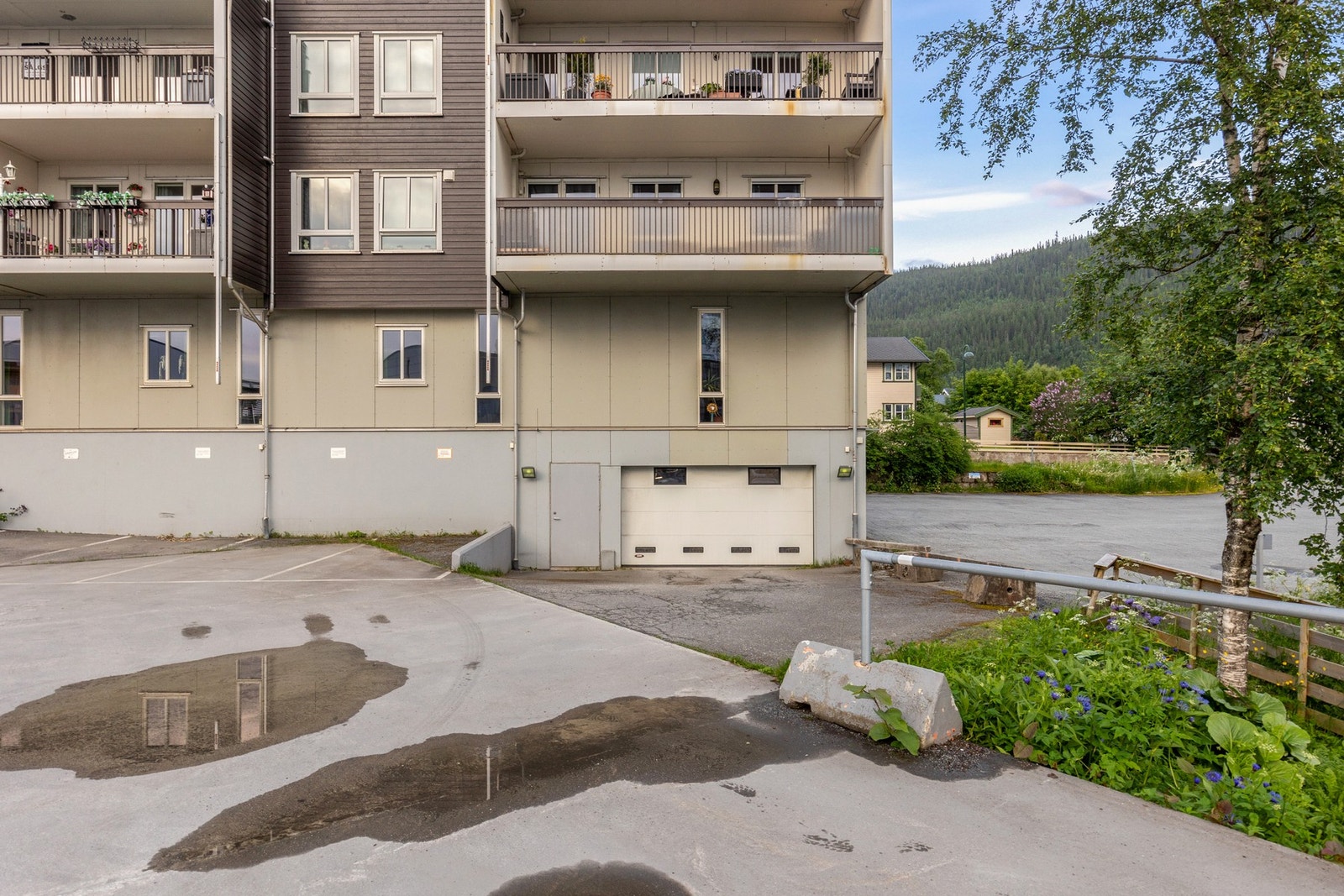 Fra bakgården har du innkjøring til felles garasjeanlegg Galleribilde