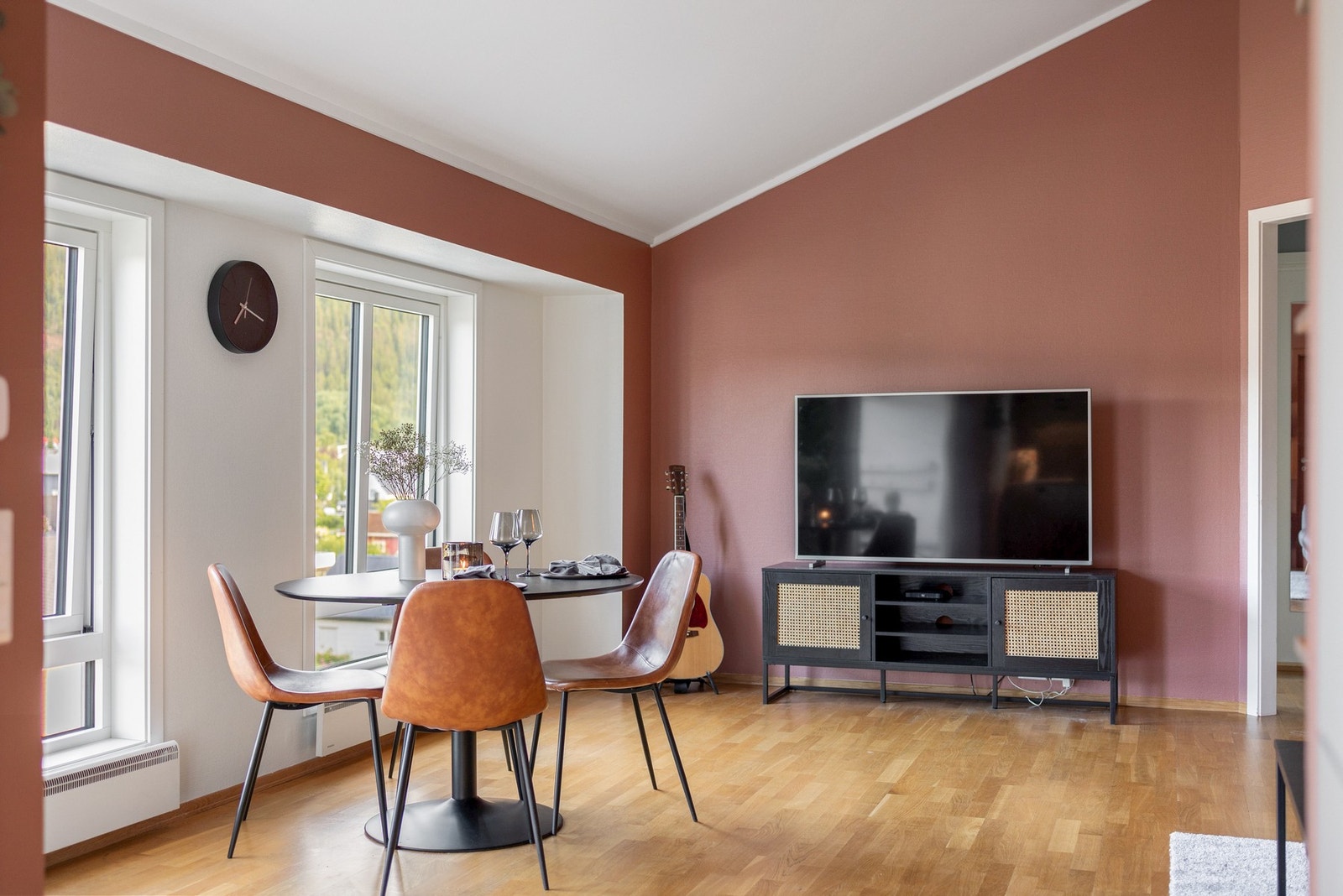 Stuen rommer god plass til sofagruppe og spisebord Galleribilde