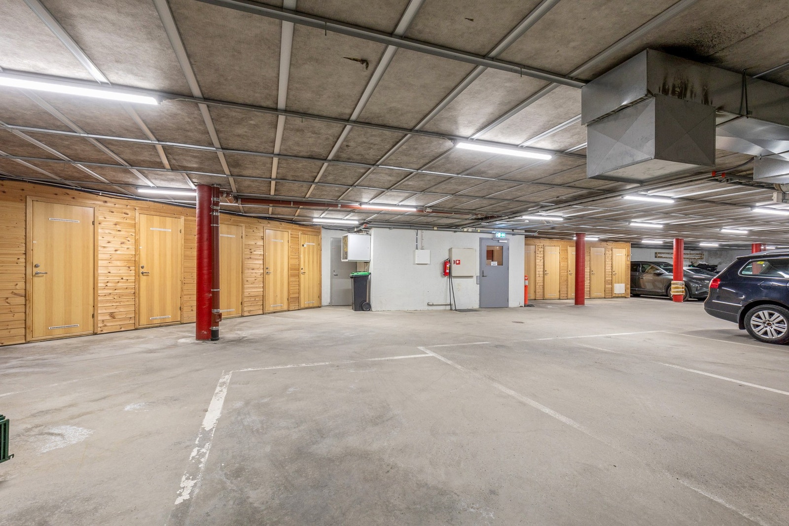 Gode oppbevaringsmuligheter i en bod inne i boligen og en i kjelleretasjen Galleribilde