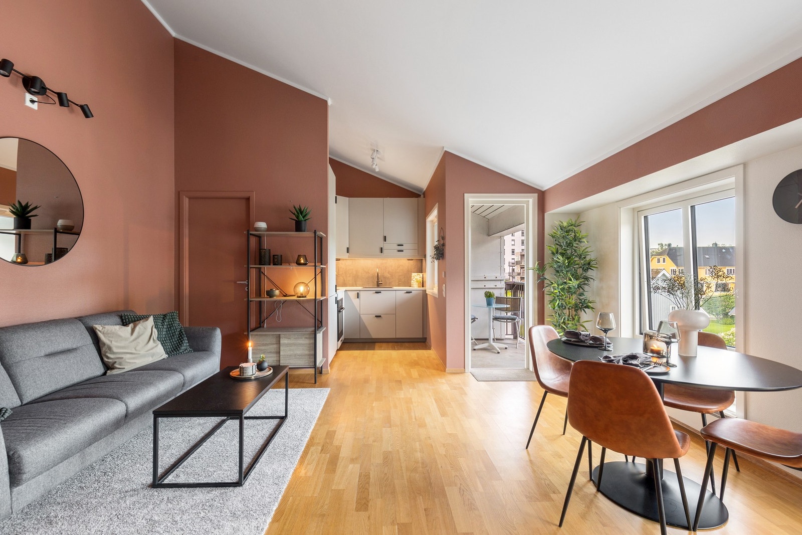 Fra stuen har du direkte utgang til en hyggelig balkong Galleribilde