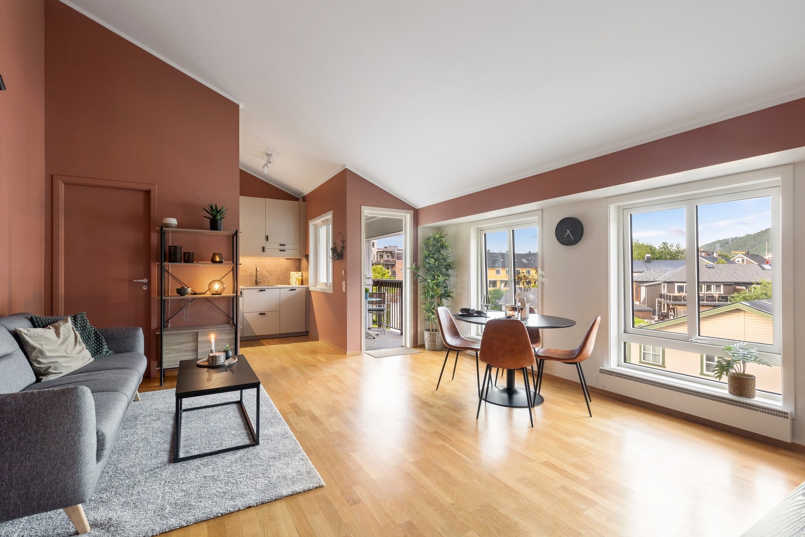 De store vindusflatene gir boligen godt med naturlig lys inn i boligen Galleribilde