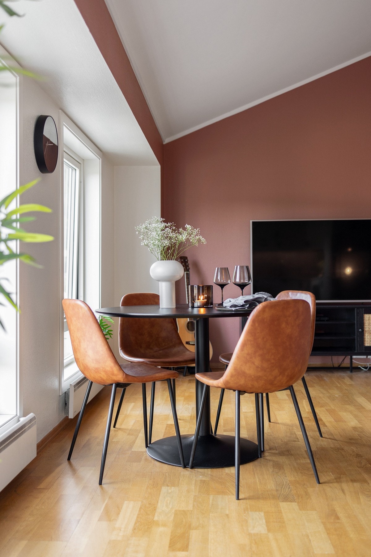 Den åpne løsningen gir rom for flere sosiale soner - samtalen kan flyte mellom kokken og gjestene Galleribilde