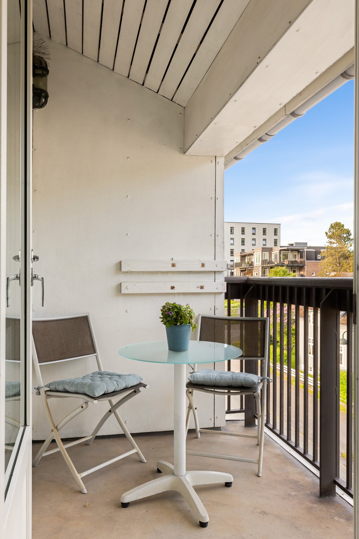 Balkongen rommer plass til hyggelig sittegruppe Galleribilde