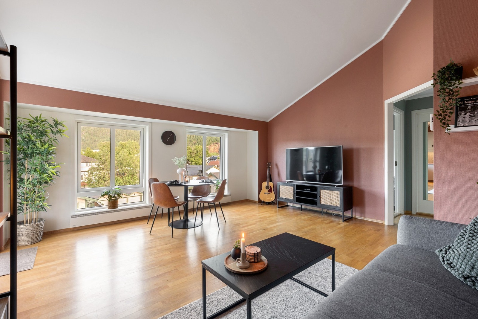 Den generøse takhøyden gir boligen en god romfølelse Galleribilde