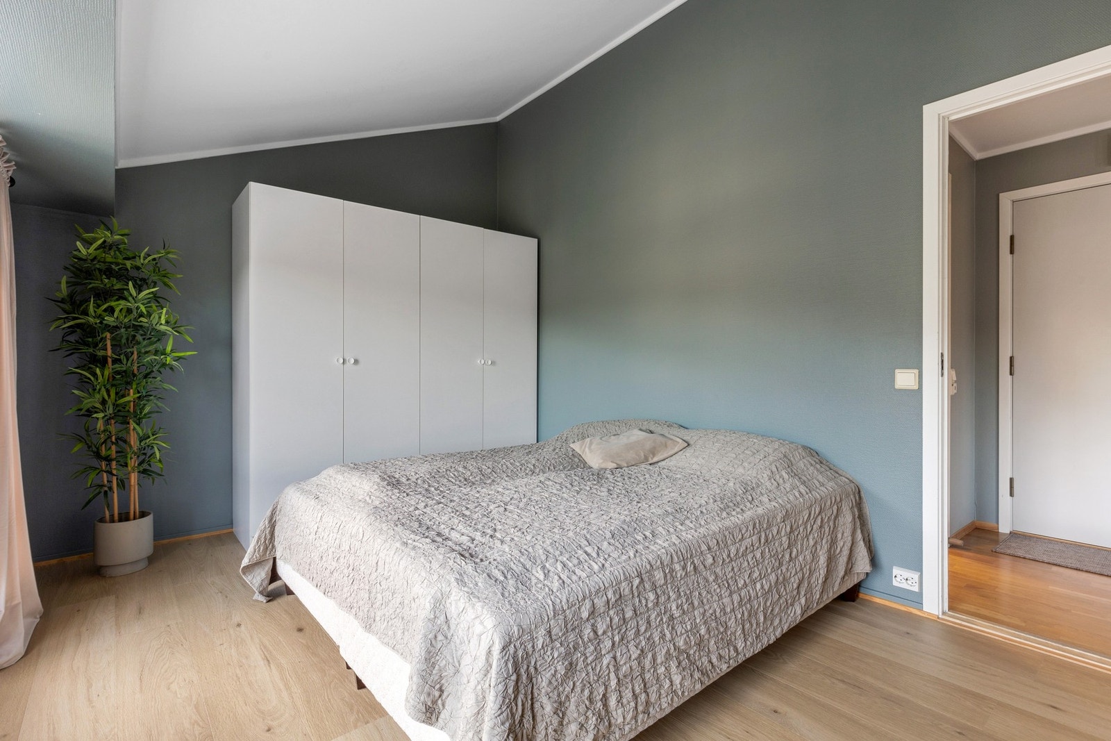 Rommet er malt i en delikat farge og har gode oppbevaringsmuligheter i romslig garderobe Galleribilde