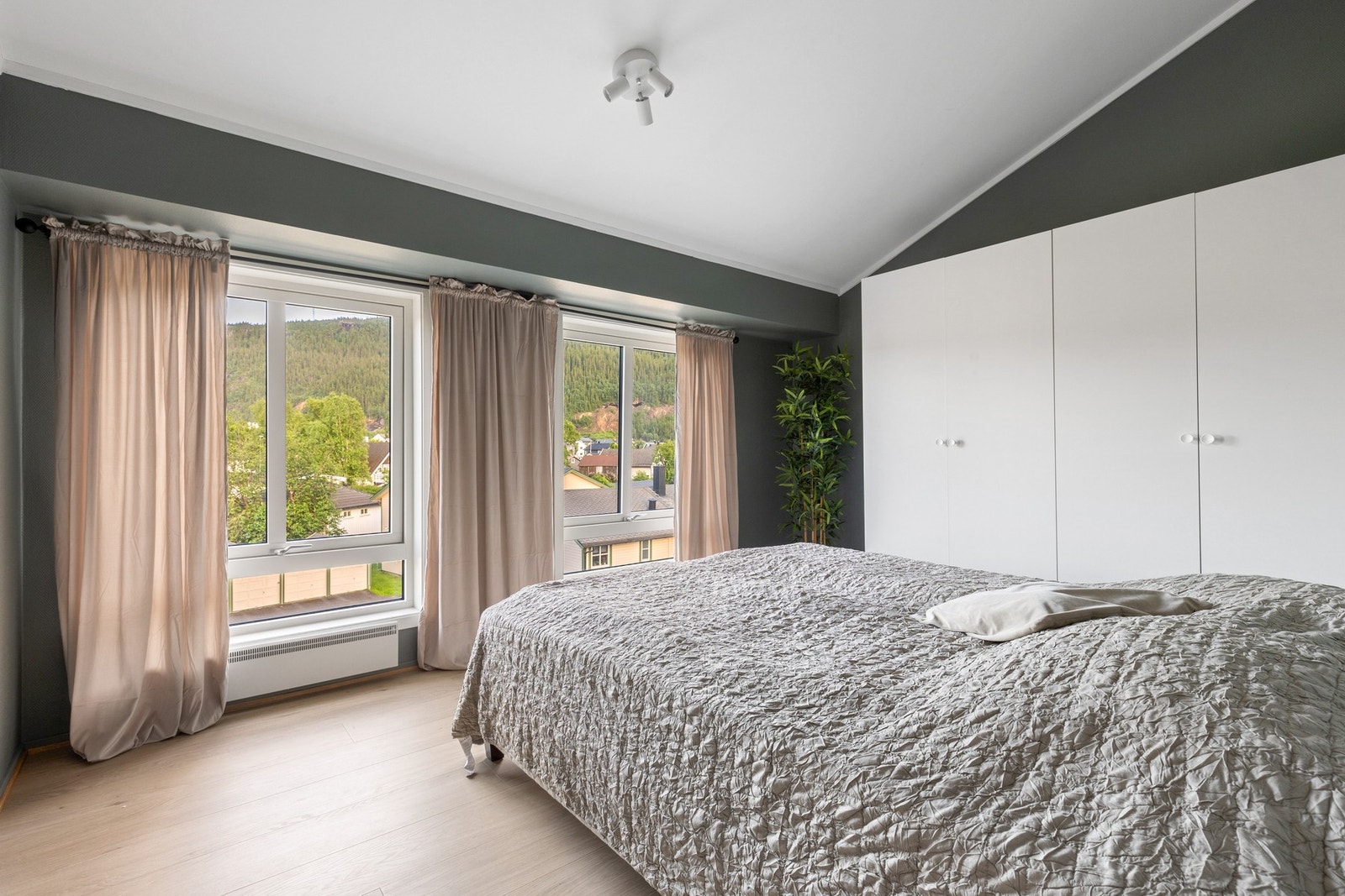 Soverommet er av god størrelse og rommer plass til dobbeltseng, nattbord og garderobeløsning Galleribilde