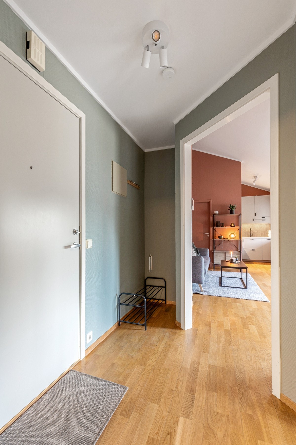 Lys og innbydende entré hvor du har plass til å henge fra deg yttertøyet Galleribilde