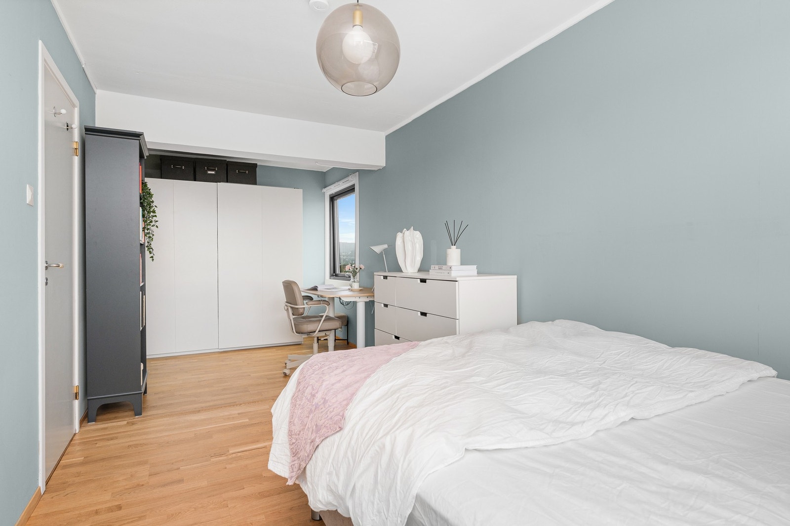 Leiligheten har et romslig soverom. Størrelsen på rommet bidrar til flere møbleringsmuligheter. Galleribilde