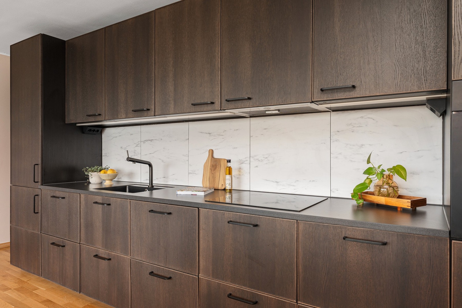 Hvitevarer medfølger handelen. Utstyrt med koketopp, kjøleskap m/frys, oppvaskmaskin og stekeovn. Galleribilde