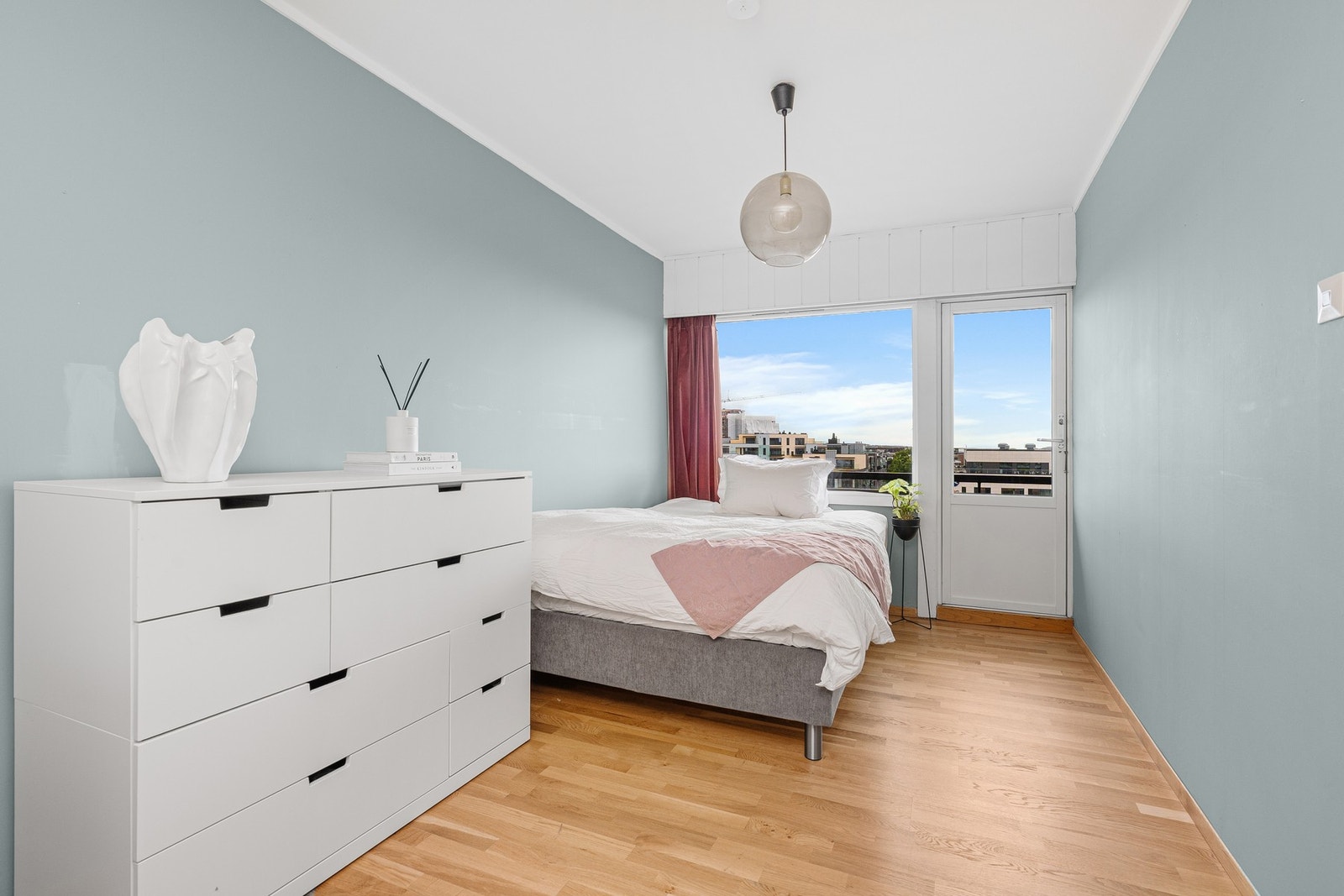 Det er også utgang til balkongen fra soverommet. Galleribilde