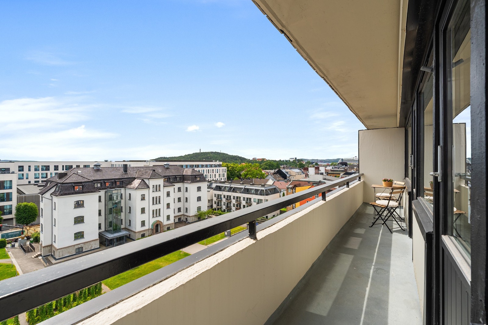 .. balkongen hvor du har morgen/formiddagssol og flott utsikt! Galleribilde