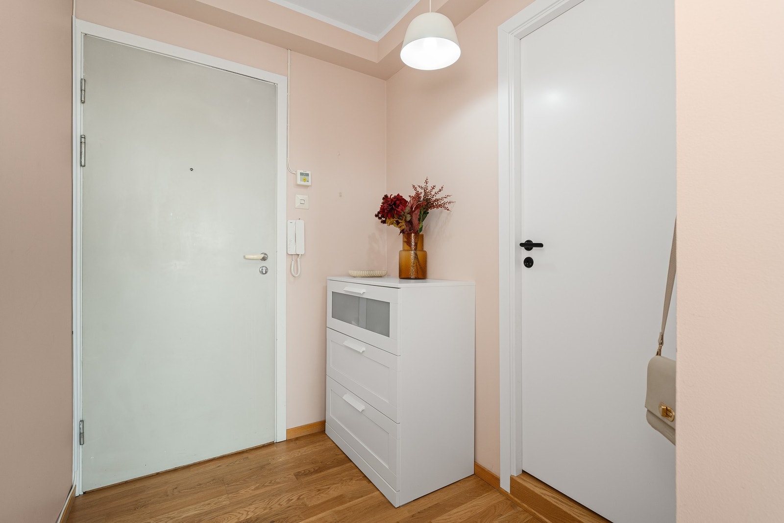 Velkommen inn! Fra gangen er det adkomst til.. Galleribilde