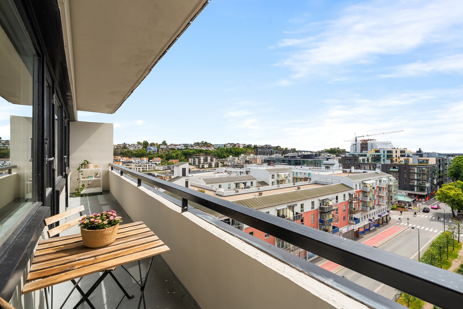 Leiligheten har en fin planløsning og en deilig balkong med nydelig utsikt. Galleribilde