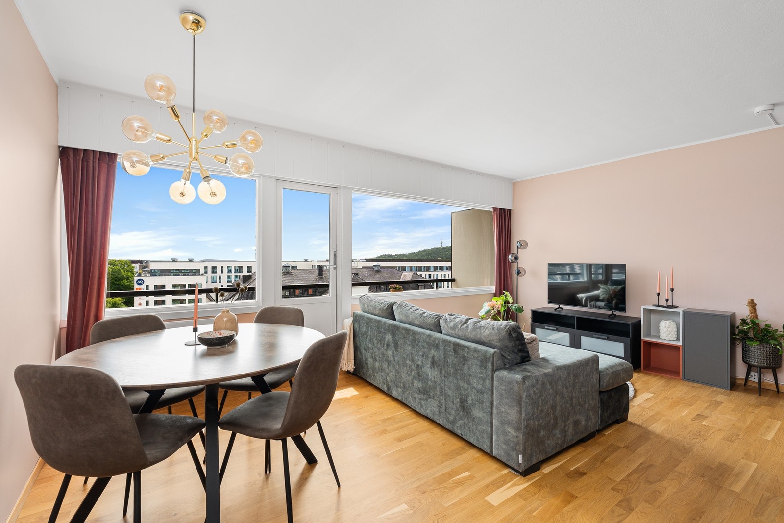 Samtlige rom er malt i flotte farger som bidrar til en lun atmosfære og et godt første inntrykk. Galleribilde