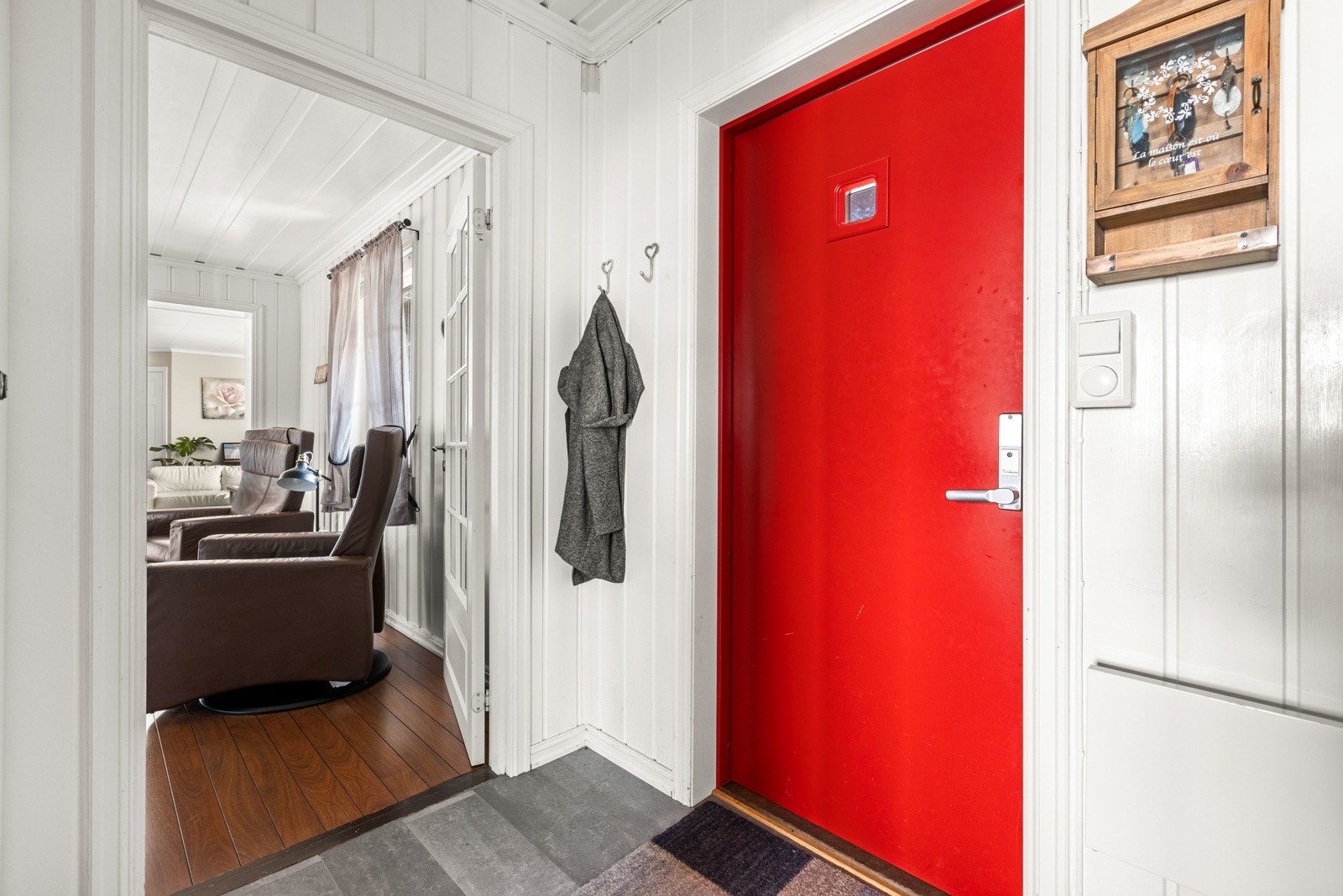 Inngangsdøren har en skarp rødfarge. Galleribilde