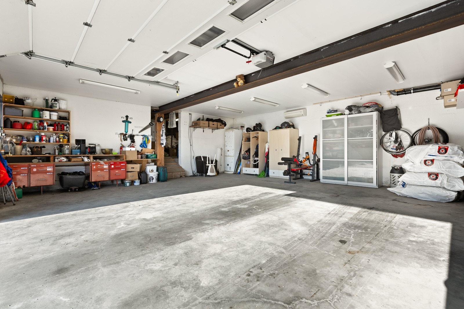 Romslig garasje med mange muligheter. Galleribilde