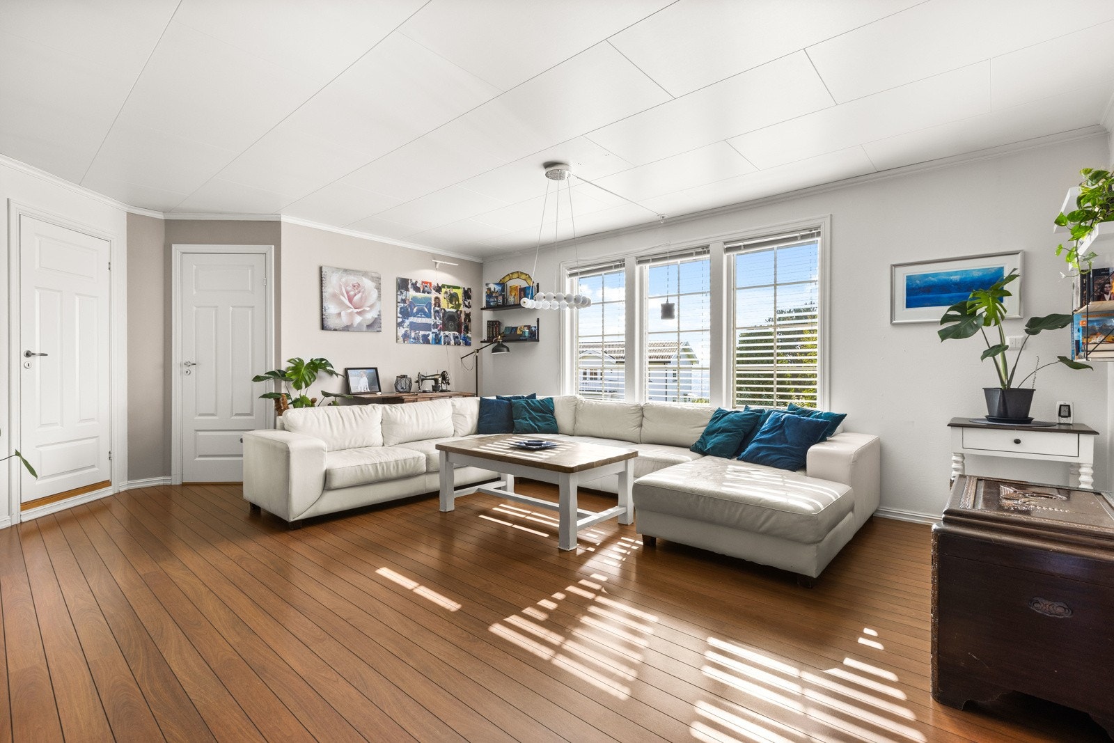 De hvite og beige veggene står i flott kontrast til de mørke gulvene, og gir en tidløs og elegant stil. Galleribilde