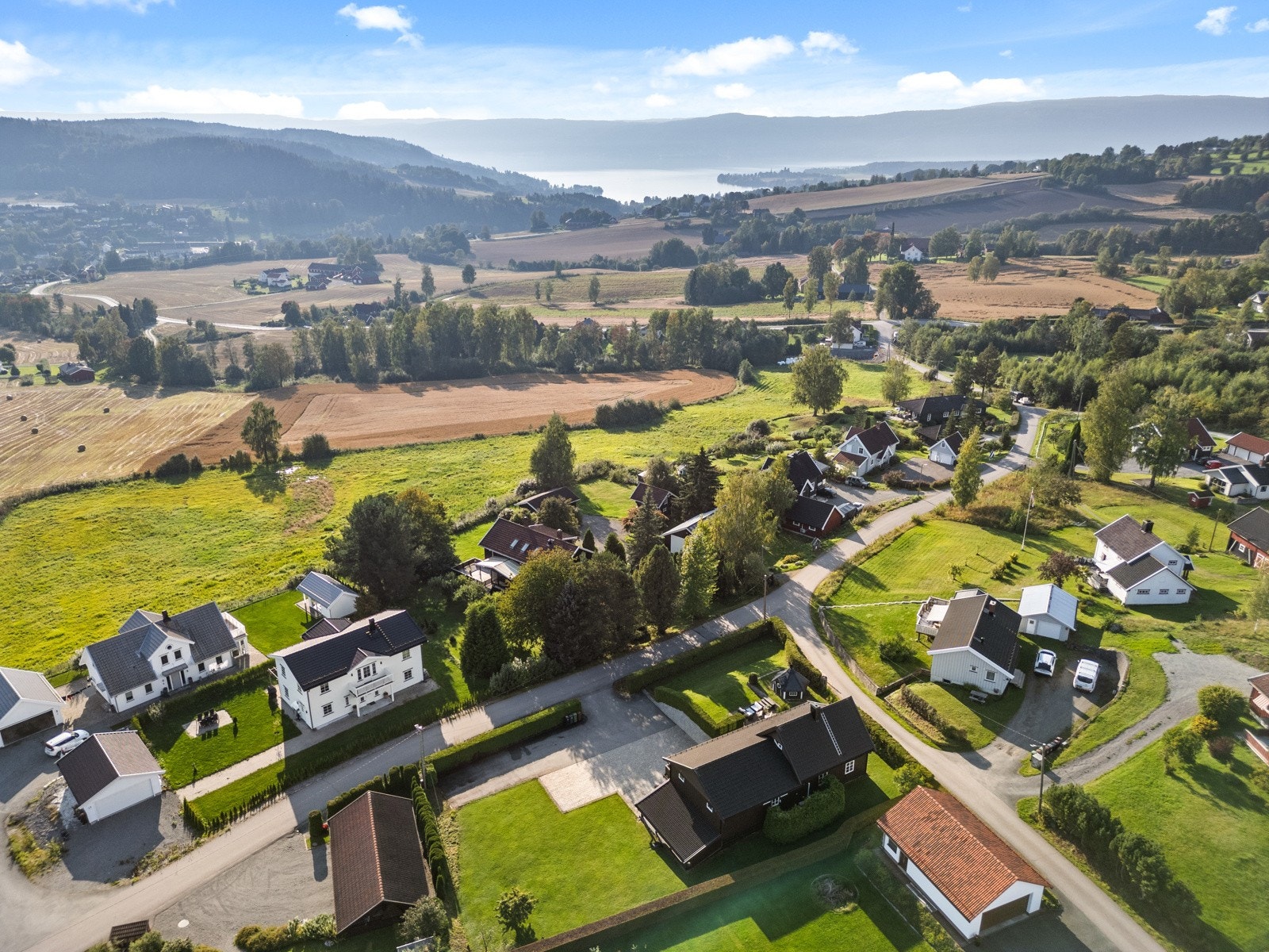 Randsfjorden, med dens mange muligheter, ligger ikke langt fra eiendommen. Galleribilde