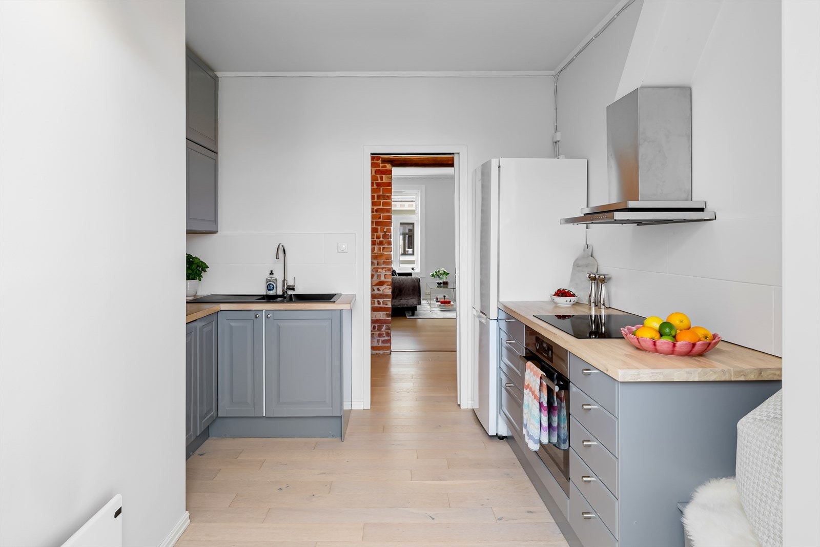 Kjøkkenet har godt med skapplass og moderne løsninger. Galleribilde