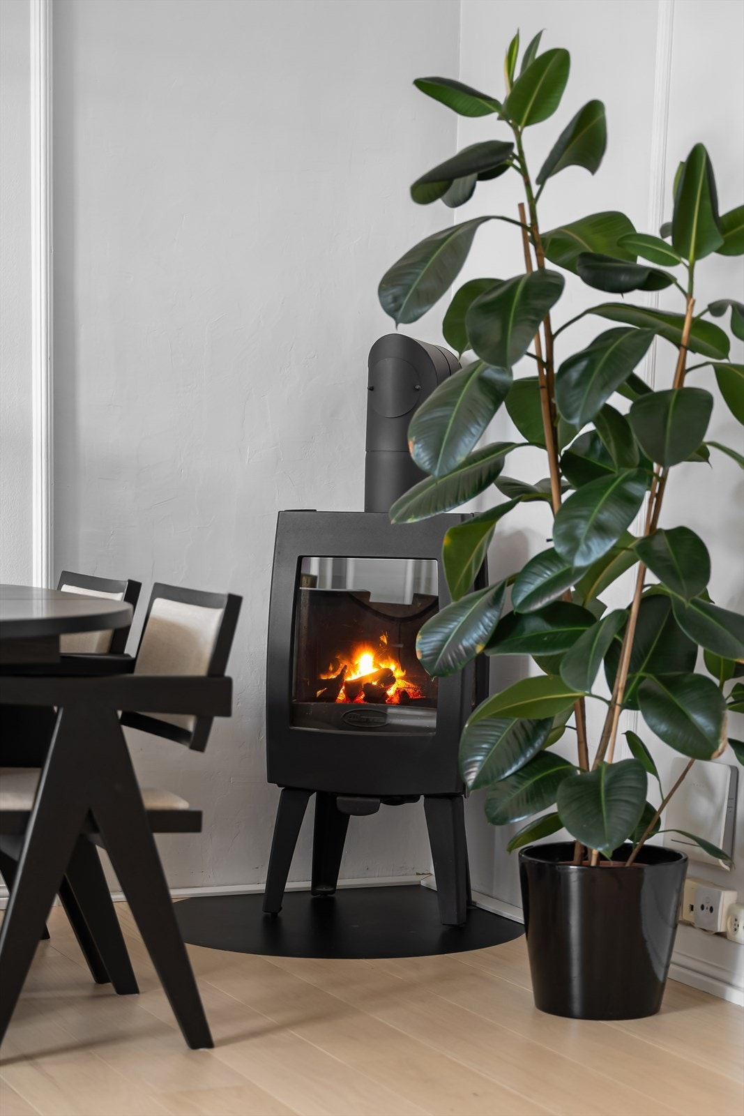 Moderne peisovn fra 2021 - skaper en innbydende atmosfære. Galleribilde