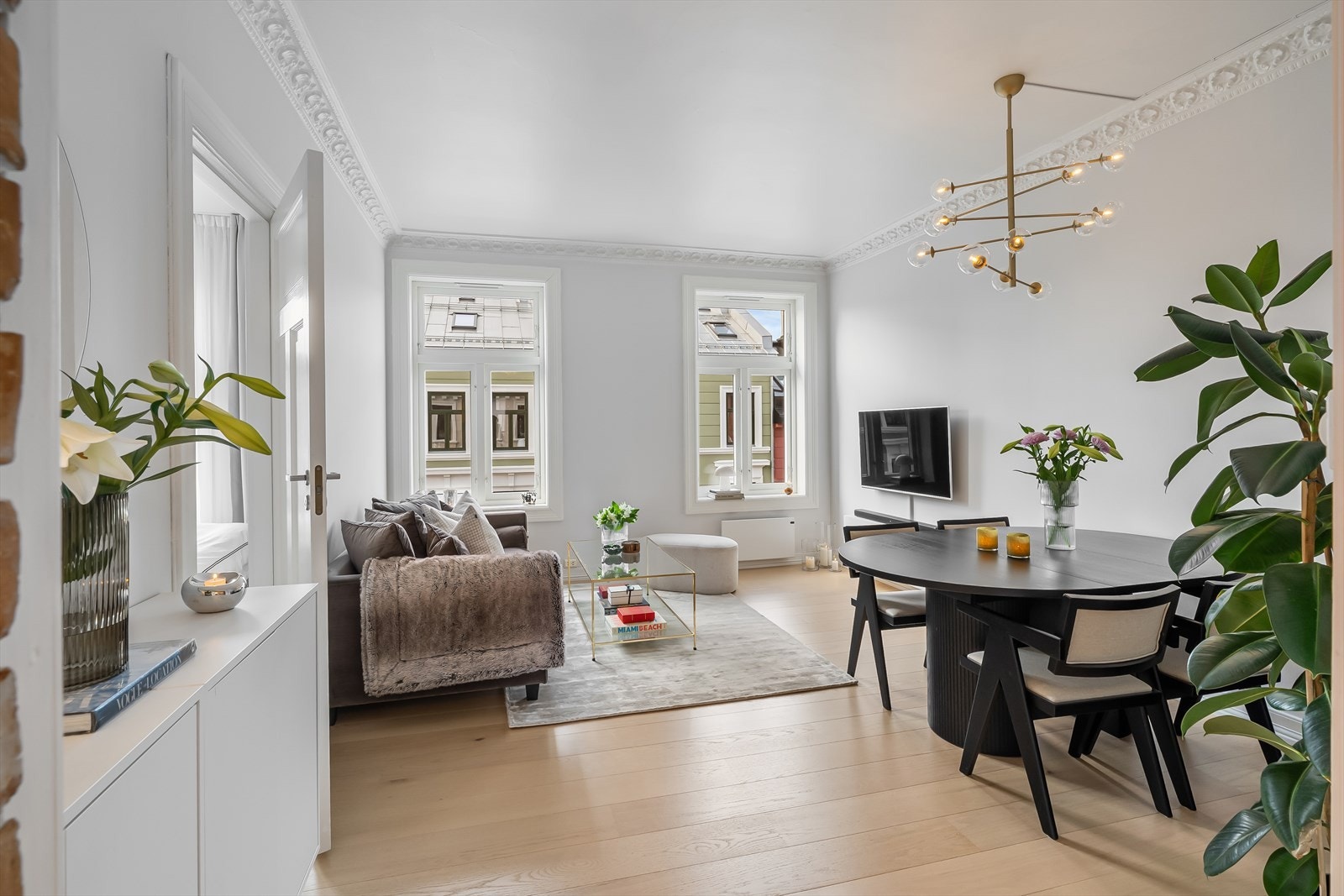 Leiligheten er lys og luftig med store vindusflater som slipper inn rikelig med naturlig lys. Galleribilde